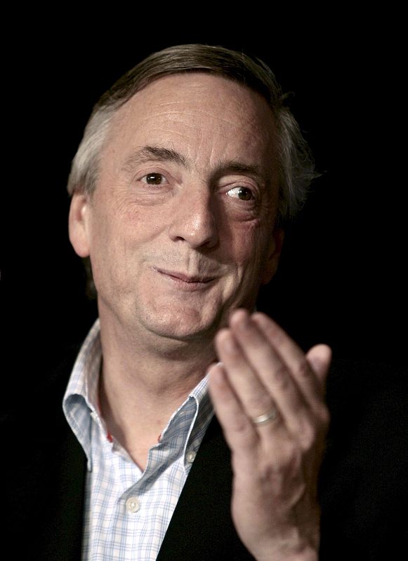 Néstor Kirchner fue presidente del país desde 2003 hasta 2007. En esta imagen saluda a sus seguidores el pasado 29 de junio de 2009