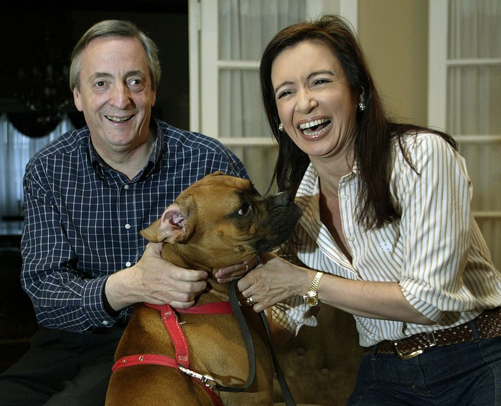 Néstor Kirchner y su mujer, Cristina Fernández, posan junto a su perro Alex en su casa de Río Gallegos, situada en la localidad de Santa Cruz (Patagonia). (25/04/2003)