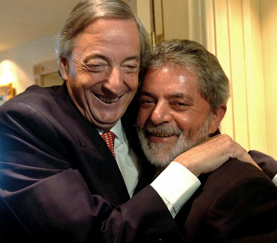 Néstor Kirchner y Lula da Silva se abrazan durante una reunión (30/10/2005) cuando los dos dirigían a Argentina y Brasil, respectivamente