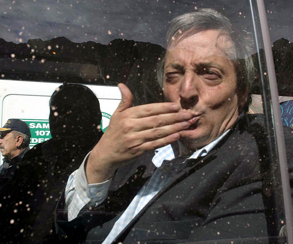 Néstor Kirchner saludando a los medios de comunicación tras sufrir un aterrizaje de emergencia el 1 de agosto de 2003