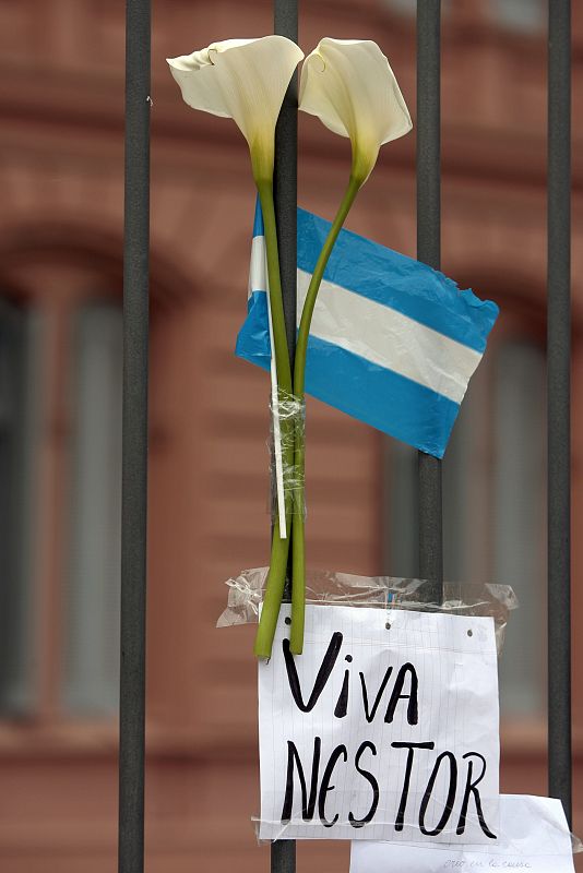 Una nota de apoyo a Néstor Kirchner en la entrada de la Casa Rosada en Buenos Aires (Argentina)