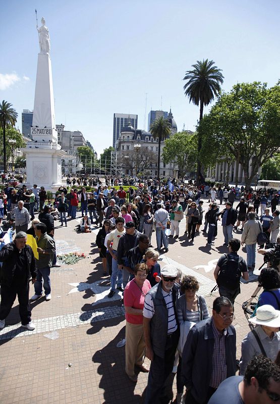 Cientos de seguidores de Néstor Kirchner se han concentrado en la Plaza de Mayo de Buenos Aires, frente a la sede del Gobierno argentino