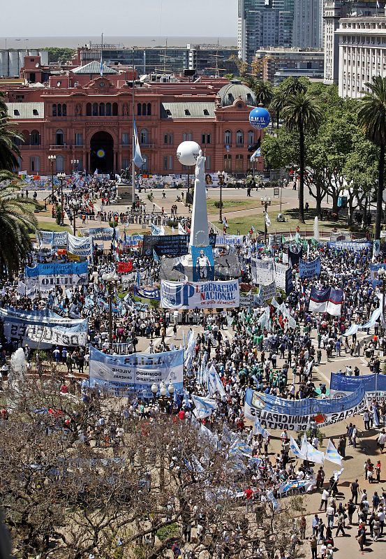 Miles de simpatizantes del ex presidente se congregan frente al lugar en el que son velados los restos de Kirchner.