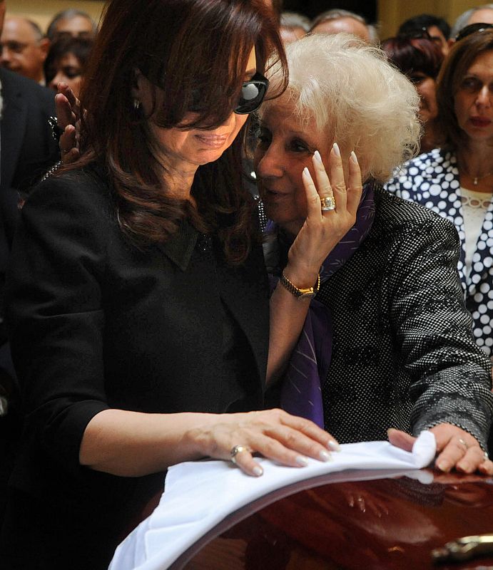 La presidenta de la Asociación Abuelas de Plaza de Mayo, Estela de Carlotto despide junto a Fernández al ex presidente.