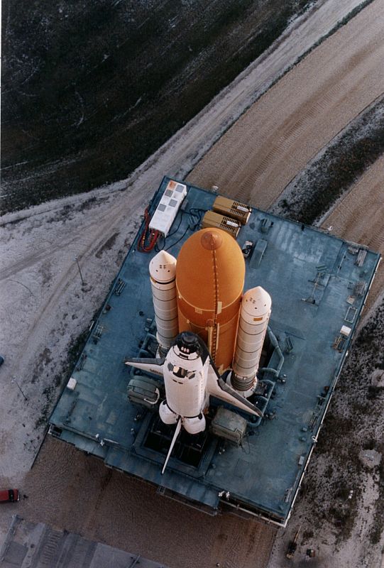 Una vista poco habitual del Discovery mientras es trasladado a la plataforma de lanzamiento para su lanzamiento con rumbo al Hubble en la misión STS-82