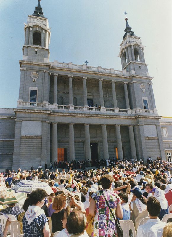 Catedral de la Almudena ante la visita del papa Juan Pablo II en julio de 1993