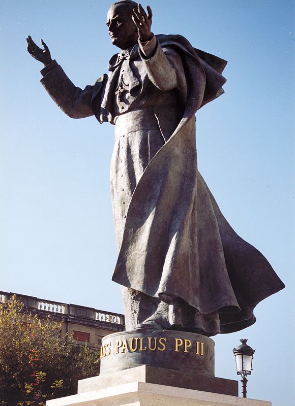 Estatua del Papa Juan Pablo II junto a la Catedral de Nuestra Señora de la Almudena