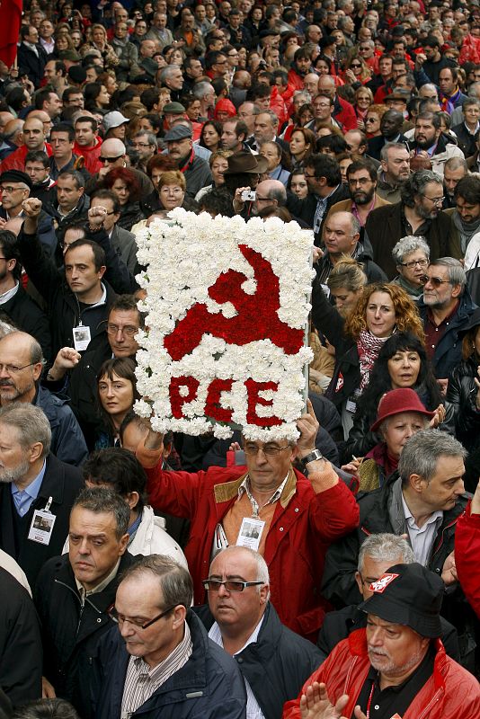 CIENTOS DE PERSONAS HOMENAJEAN EN LA PUERTA DE ALCALÁ AL FUNDADOR DE CCOO