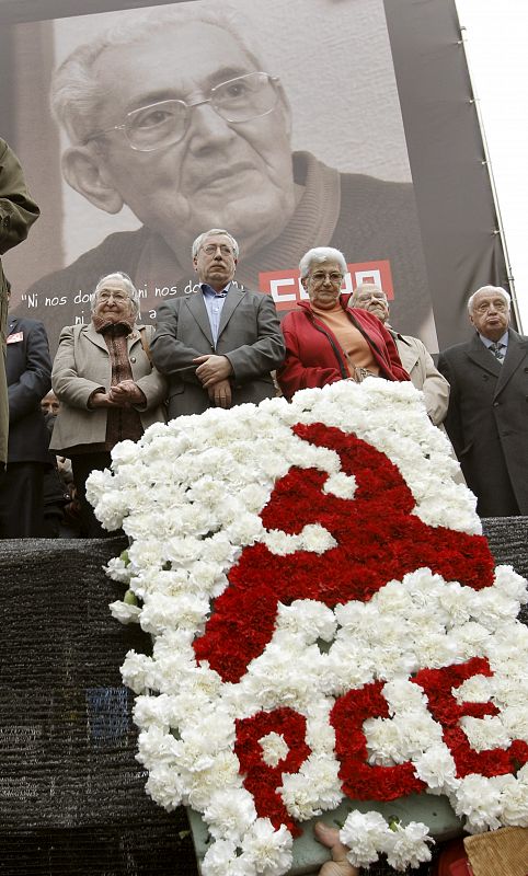 CIENTOS DE PERSONAS HOMENAJEAN EN LA PUERTA DE ALCALÁ AL FUNDADOR DE CCOO