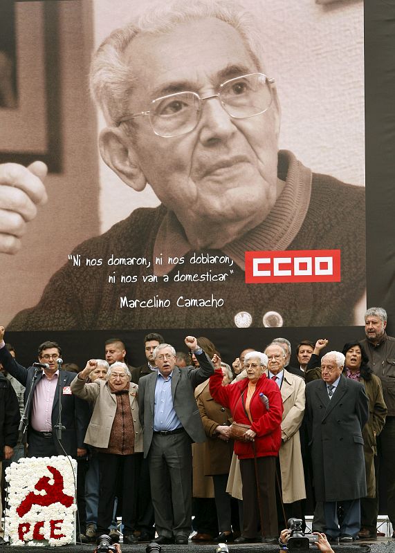 CIENTOS DE PERSONAS HOMENAJEAN EN LA PUERTA DE ALCALÁ AL FUNDADOR DE CCOO