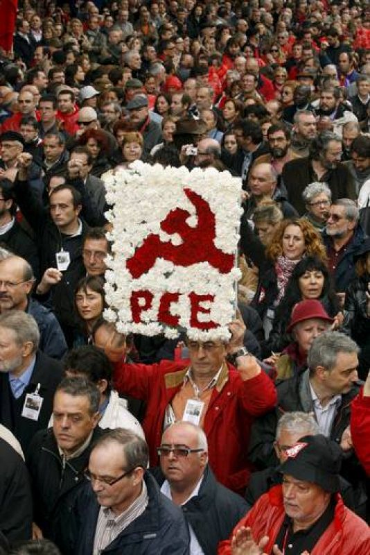 CIENTOS DE PERSONAS HOMENAJEAN EN LA PUERTA DE ALCALÁ AL FUNDADOR DE CCOO