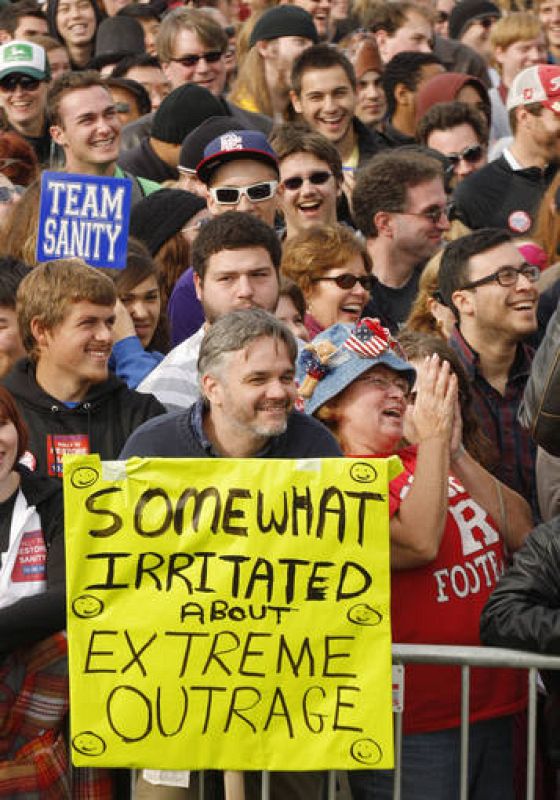 "Algo irritado por la crispación extrema", reza la pancarta de este hombre. 