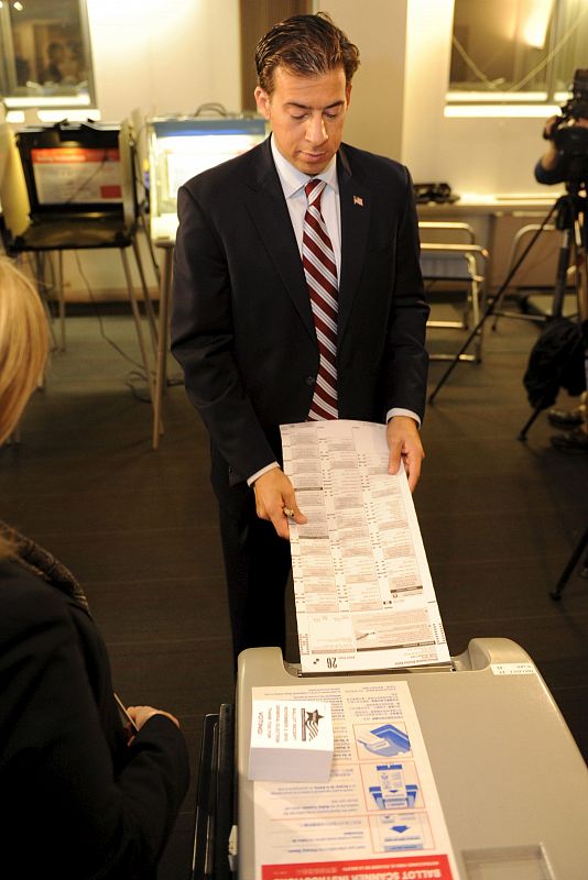 El candidato demócrata al Senado, Alexi Giannoulias, se dispone a votar en un colegio electoral de Chicago.