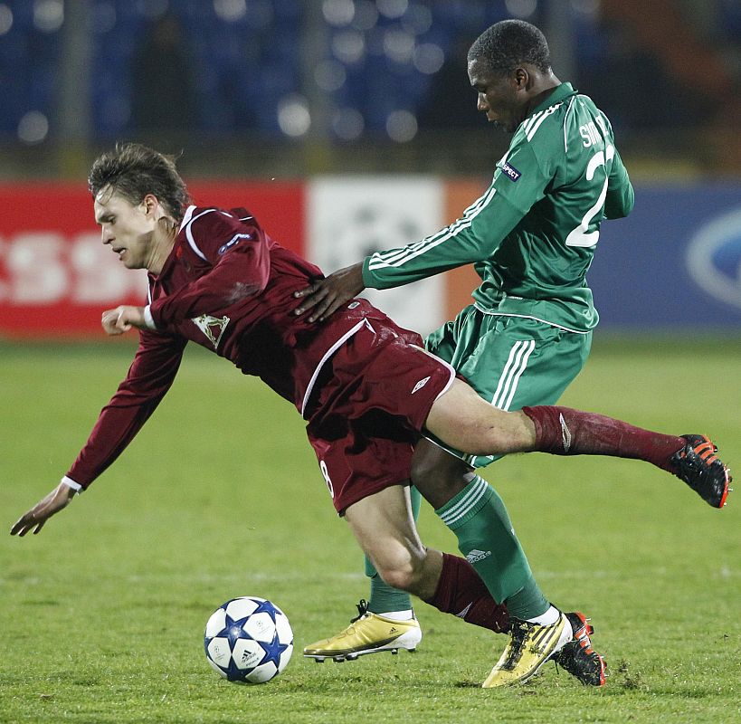 El jugador del Panathinaikos Simao lucha con Ryazantsev, del Rubin Kazan.