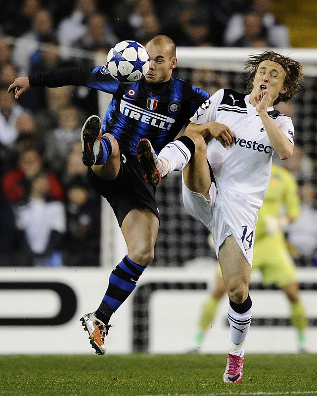 Modric pelea un balón con Sneijder.
