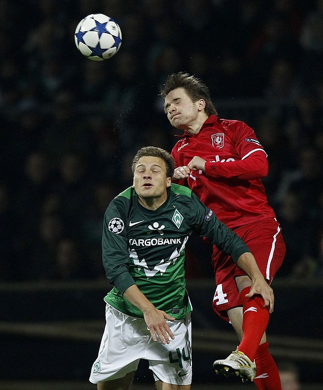 Bargfrede pelea con el jugador del Twente Wisgerhof.