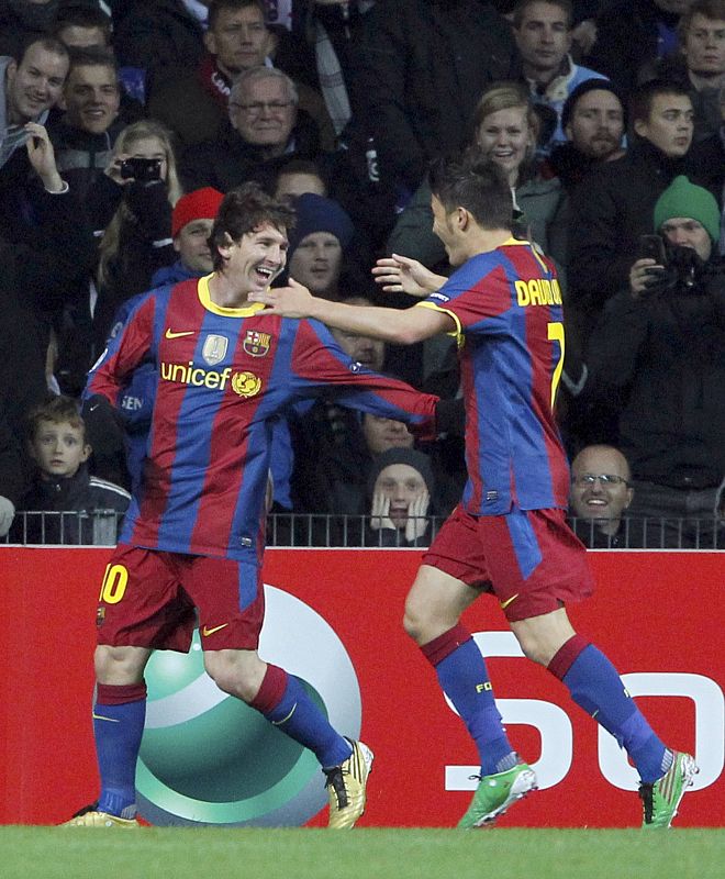 Messi y Villa celebran el gol del argentino en Copenhague.