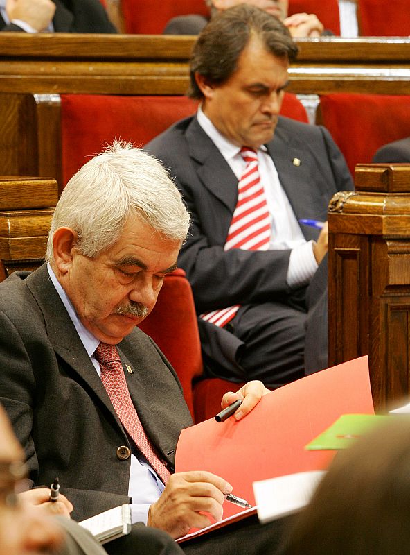 Catalan regional government President Maragall (PSC) and Mas president of the National Catalan Party (CIU) write at the Parliament Catalan