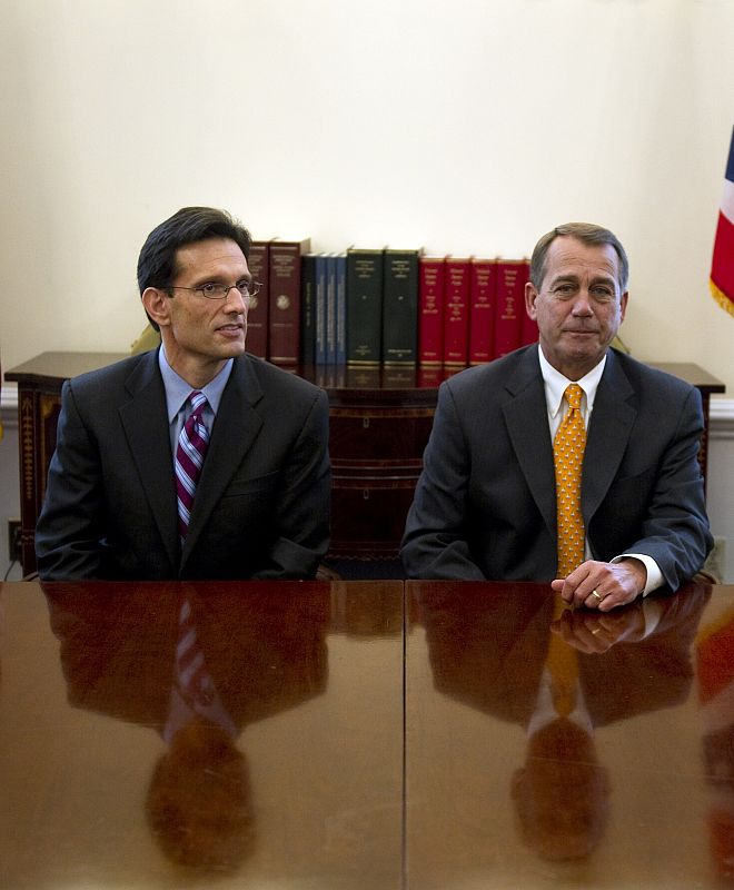 Bohner y Eric Cantor se dirigen a los medios de comunicación, expectantes por recoger las primeras declaraciones de los republicanos.