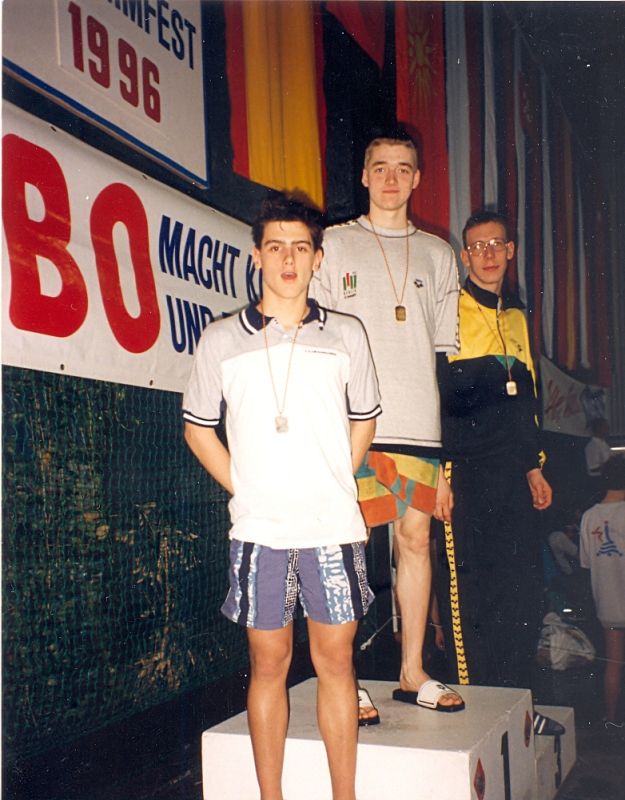 ...y el otro es el waterpolo. En esta imagen, un aún más joven Rivera recoge un premio en esta disciplina