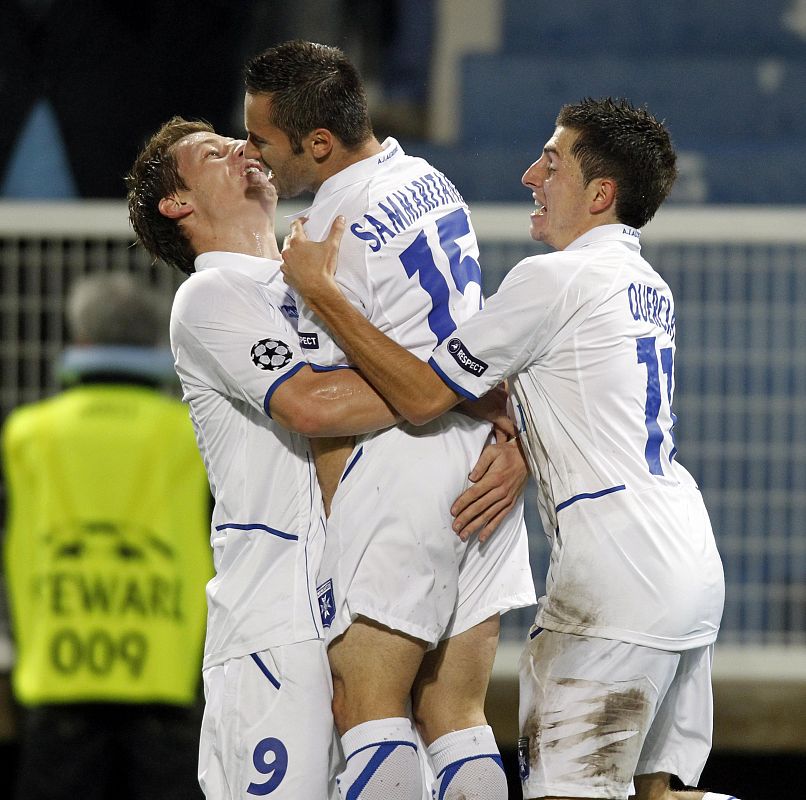 Los jugadores del Auxerre celebran el primer gol del partido frente al Ajax.