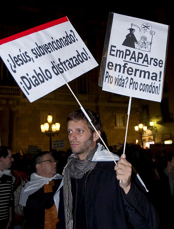 Detalle de la concentración-manifestación celebrada este jueves en la Plaza barcelonesa de San Jaime organizada por diversas asociaciones laicas en contra la visita del papa Benedicto XVI.