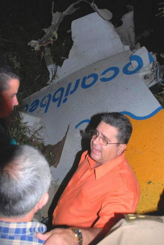 El avión ha quedado destrozado como se puede ver en esta fotografía de la zona del accidente aéreo