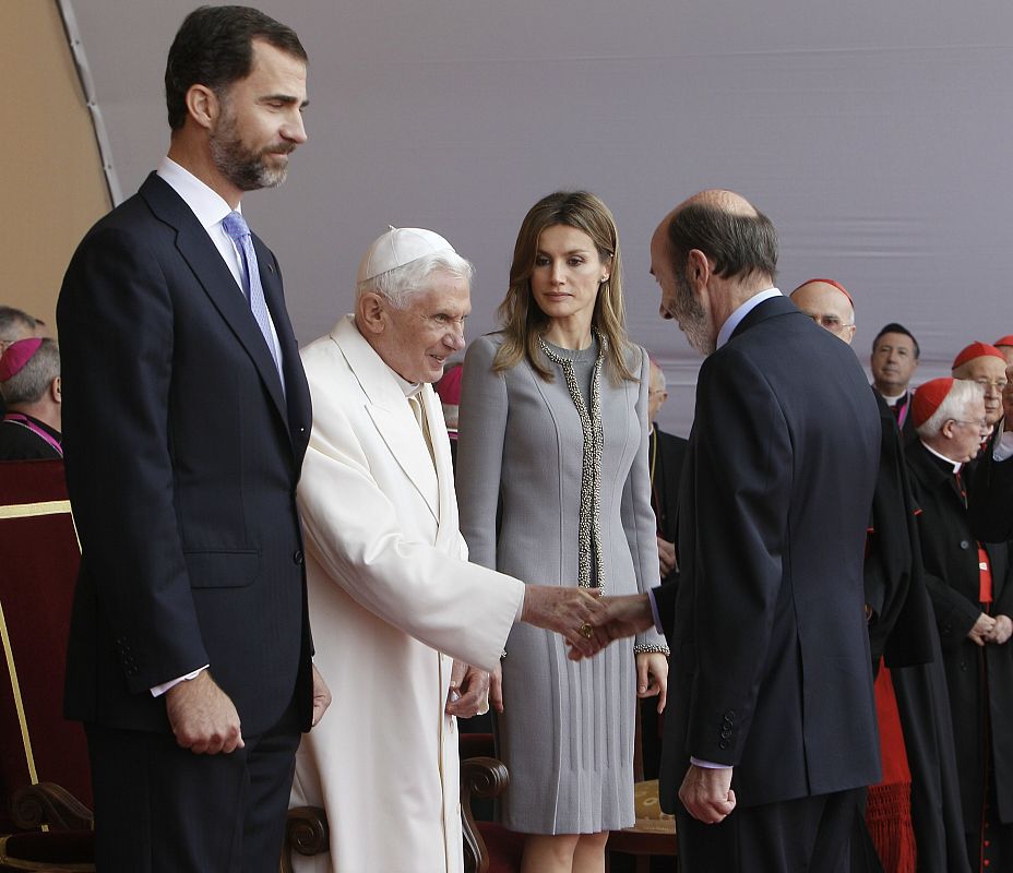 El vicepresidente primero del Gobierno, Alfredo Pérez Rubalcaba, saluda al papa Benedicto XVI en presencia de los Príncipes de Asturias.