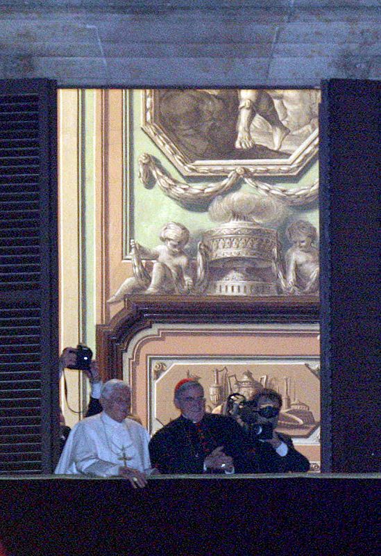 El papa Benedicto XVI, junto al arzobispo de Barcelona, Lluis Martínez Sistach, saluda a los fieles.