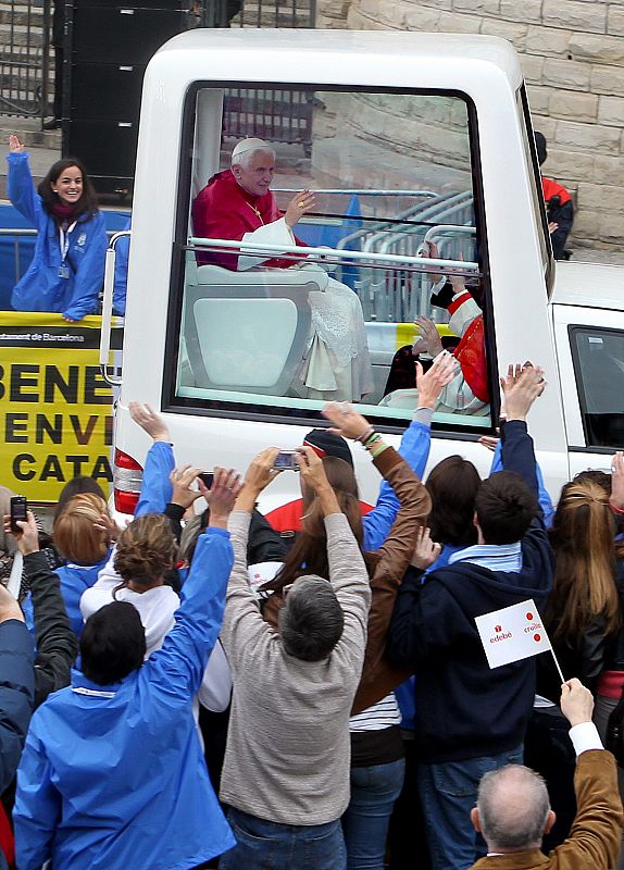 Benedicto XVI saluda a los fieles que le esperan desde primeras horas desde su papamóvil.