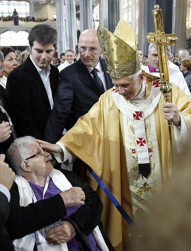 El papa Benedicto XVI saluda a una persona momentos antes de la celebración de la misa de dedicación del templo de la Sagrada Familia.