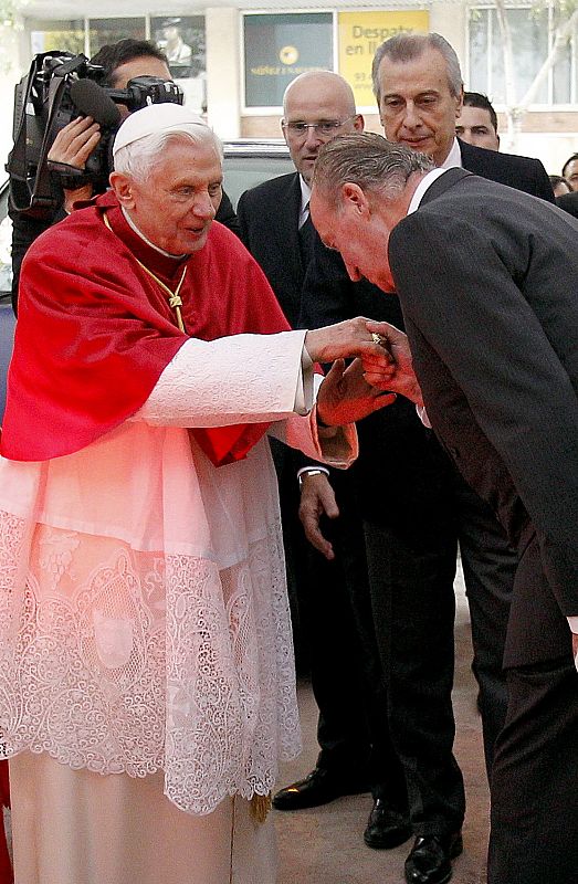 El Rey de España, Juan Carlos saluda al Papa momentos antes de la celebración de la misa de dedicación del templo de la Sagrada Familia.