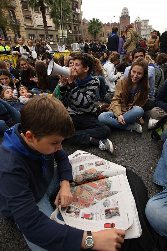 Un grupo de jóvenes espera el paso del Papa.