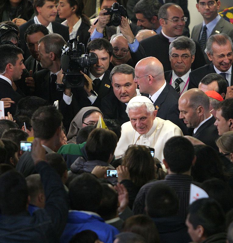 EL PAPA VISITA LA OBRA BENÉFICO SOCIAL NEN DEU EN MEDIO DE VITORES