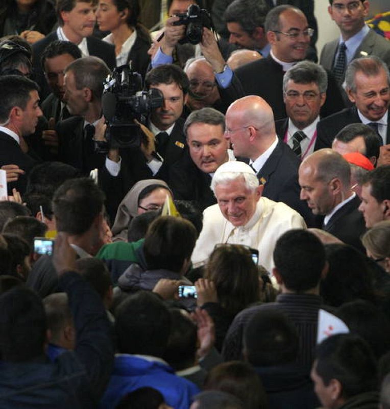 EL PAPA VISITA LA OBRA BENÉFICO SOCIAL NEN DEU EN MEDIO DE VITORES
