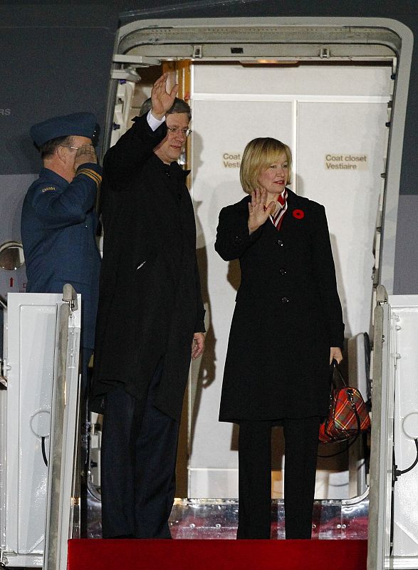 El primer ministro de Canadá, Stephen Harper, y su mujer llegan al aeropuerto de Seúl