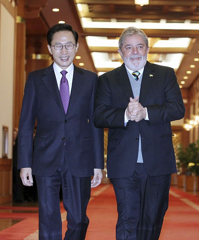 El presidente surcoreano, Lee Myung-bak (i), y el presidente saliente brasileño, Luiz Inácio Lula da Silva, antes de su reunión en la oficina presidencial Cheong Wa Dae, en Seúl