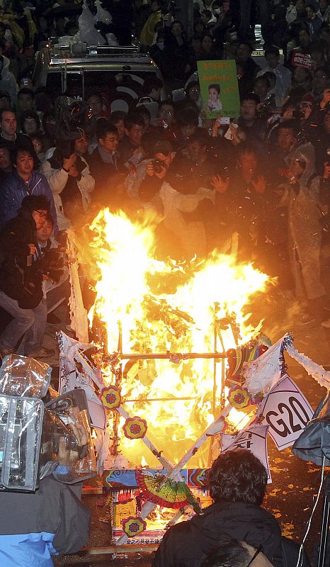 Los manifestantes contra la Cumbre han quemado banderas y símbolos de la economía