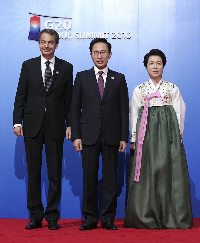 El presidente del Gobierno español, José Luis Rodríguez Zapatero, posa junto al jefe de Estado de Corea del Sur, Lee Myung-bak, antes de la cena de gala que inaugura la cumbre