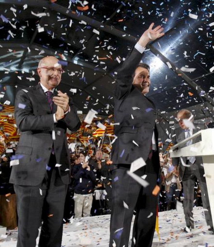 El presidente de CiU y candidato a la presidencia de la Generalitat, Artur Mas (d), y el portavoz en el Congreso, Duran i Lleida, durante el inicio de campaña que Convergencia i Unio ha celebrado esta noche en la Plaza de Catalunya de Barcelona