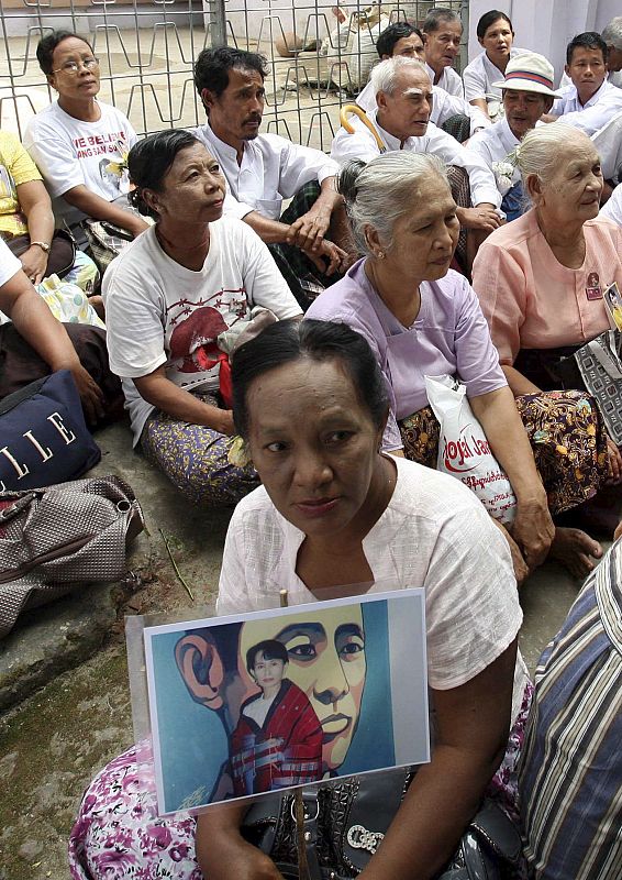 ESPERA A LA LIBERACIÓN DE AUNG SAN SUU KYI
