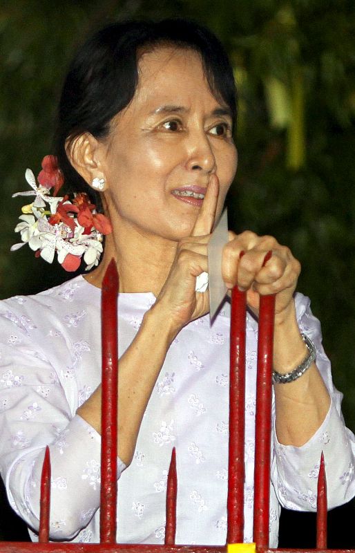 SUU KYI INVITA A SUS SEGUIDORES A TRABAJAR UNIDOS Y LES CITA PARA MAÑANA