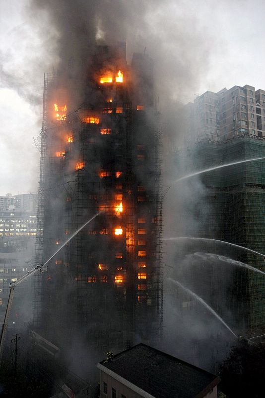 Cientos de bomberos chinos han luchado para apagar el incendio en el rascacielos