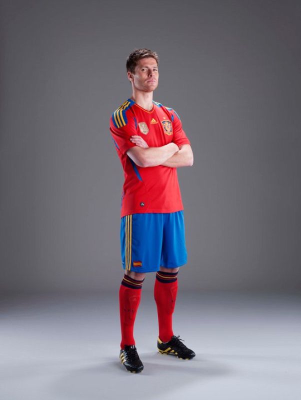 Xabi Alonso también ha participado en la campaña para presentar la nueva indumentaria de los campeones del mundo, rumbo a la Eurocopa 2012.