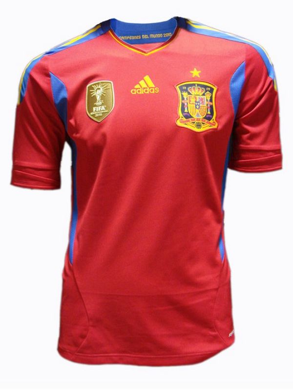 La selección española presentó su nueva camiseta, con la novedad del azul en las mangas y el escudo de campeón del mundo en el pecho, con una campaña bajo el lema "nace de dentro"