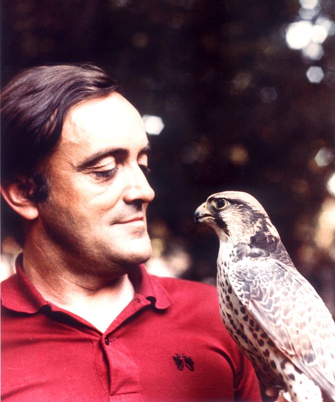 Félix sostiene un halcón peregrino