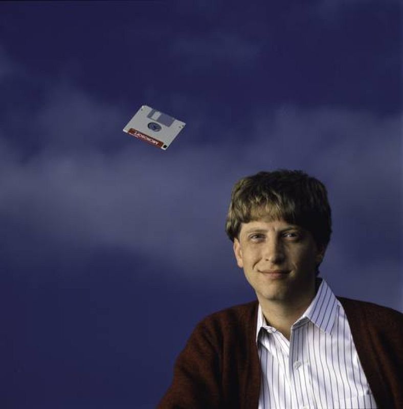 1986 - Bill Gates posa para una sesión fotográfica con un diskete sobrevolando su cabeza. Tras el lanzamiento de Windows Microsoft se convirtió en una gran compañía, y Gates ya era multimillonario a los 31. 