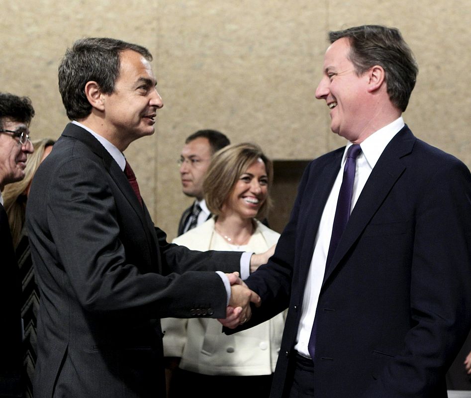 El presidente del Gobierno español, José Luis Rodríguez Zapatero, saluda al primer ministro británico, David Cameron, durante su asistencia a la cumbre de jefes de Estado y de Gobierno de la OTAN que tiene lugar en Lisboa.