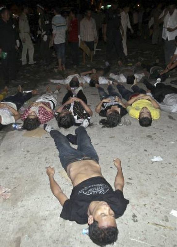 Las calles aledañas al concierto se han convertido en una improvisada mortaja. 