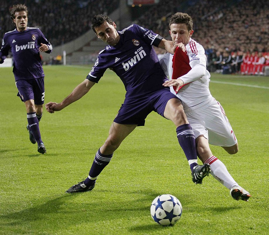 Arbeloa frena la entrada de Sulejmani en el Amsterdam Arena.